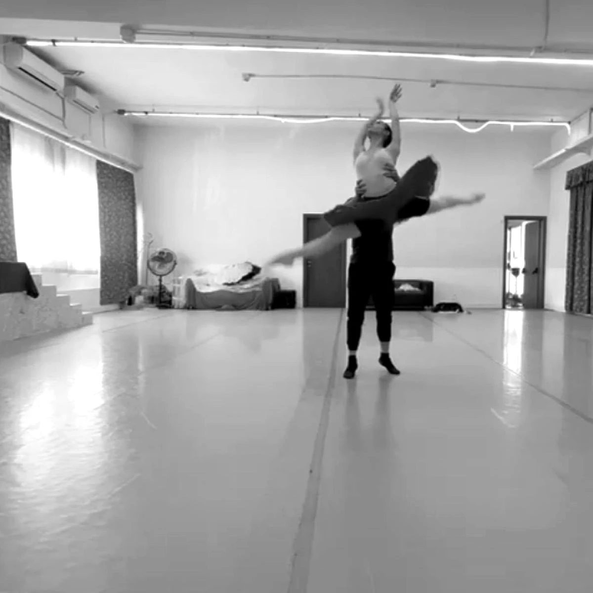 Un ballerino in salto durante le prove in sala