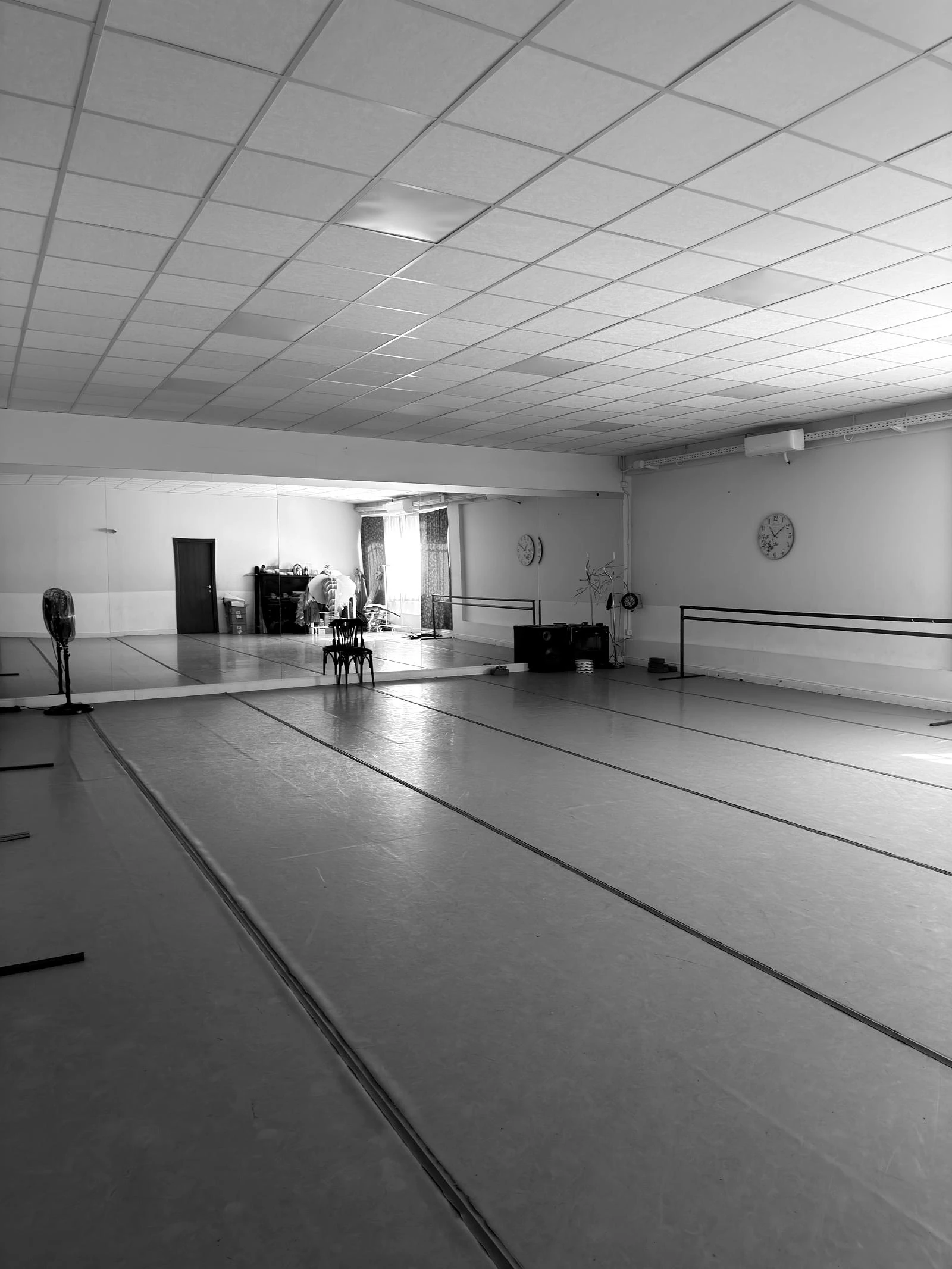 La sala grande con sbarre e parete a specchi