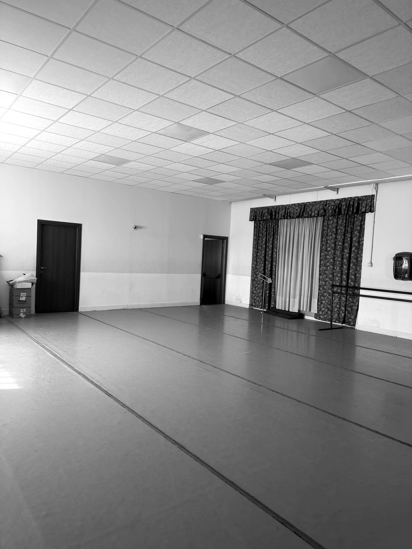 La sala con la parete a specchi