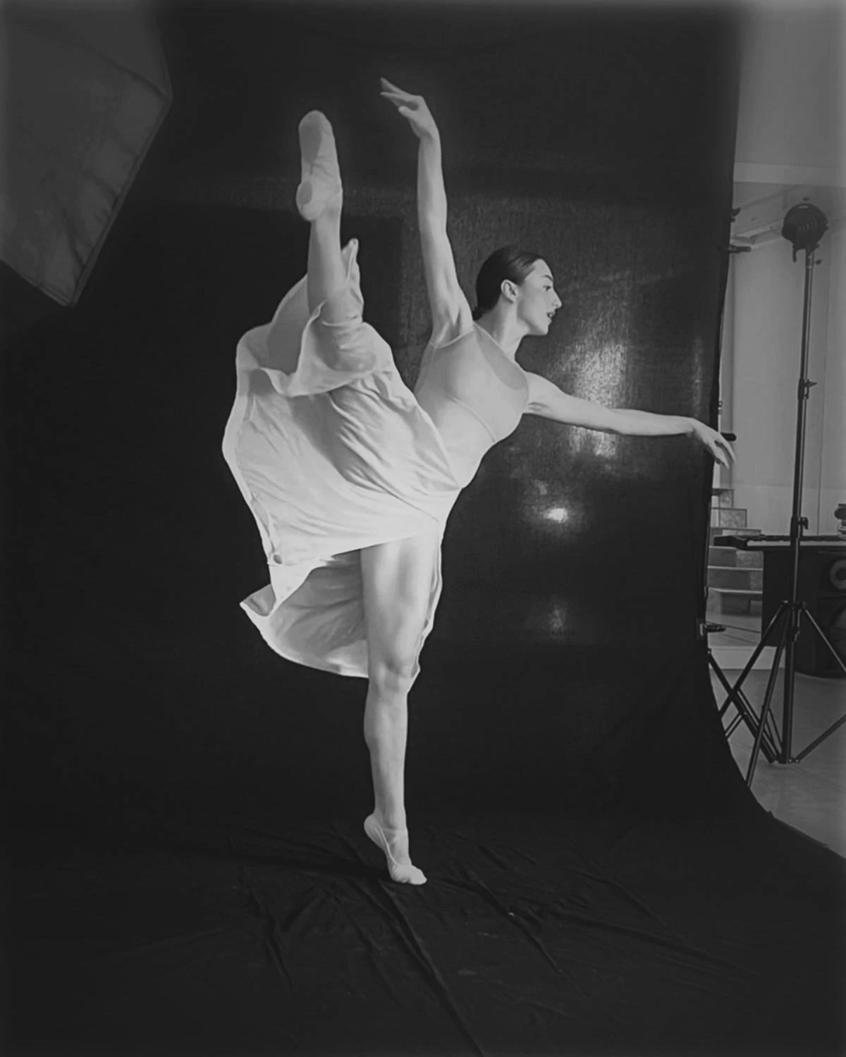 Ballerina in arabesque durante uno spettacolo