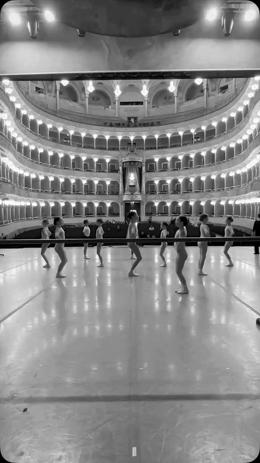 Allieve della scuola sul palcoscenico del Teatro dell'Opera di Roma