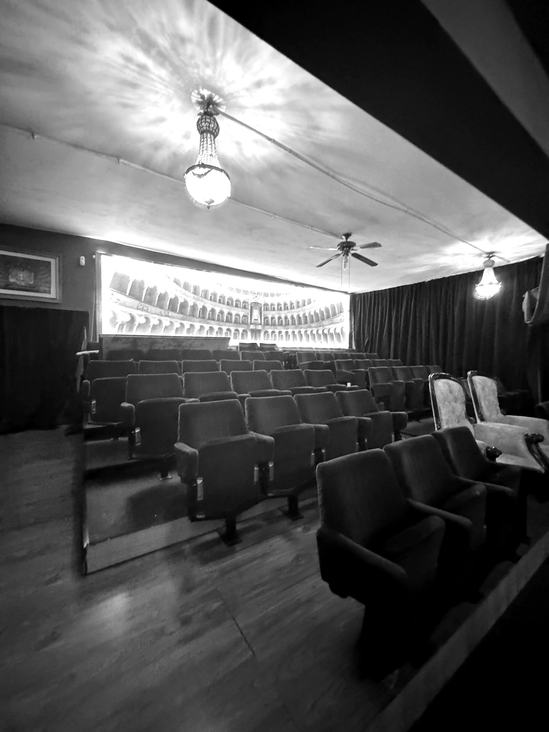 La platea del Teatro Paganini: poltrone in velluto, balconata e lampadari di cristallo