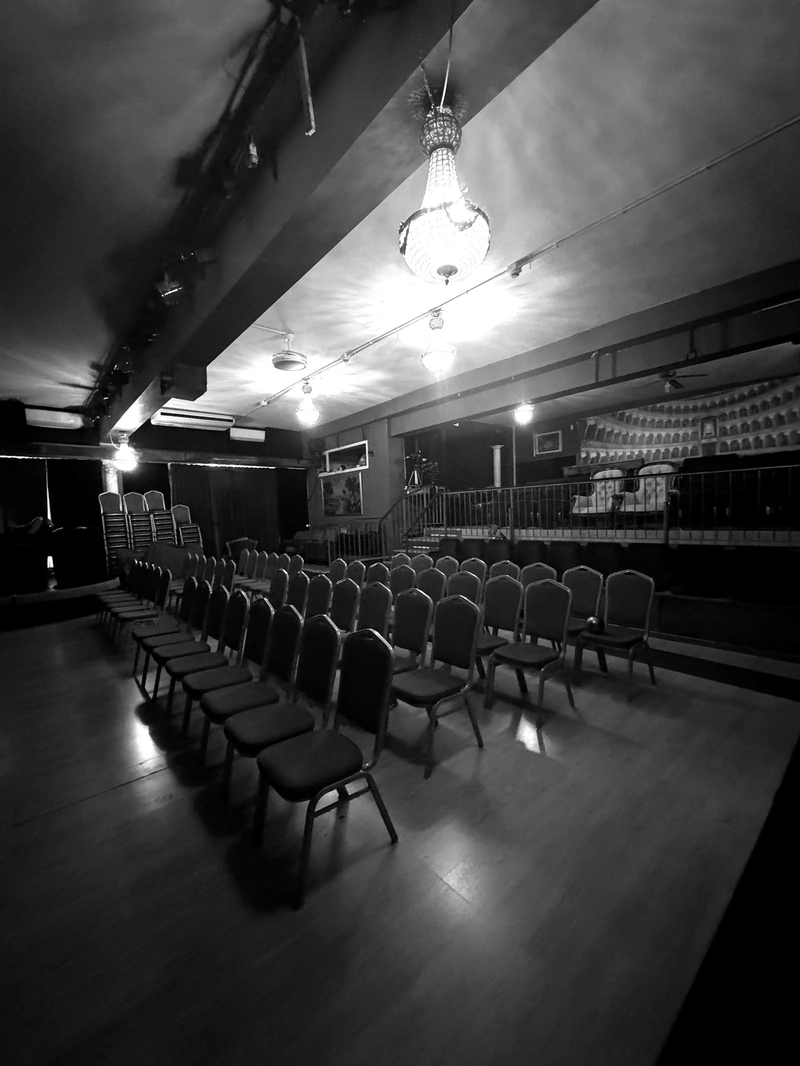 La sala del teatro vista dal fondo, con i lampadari accesi