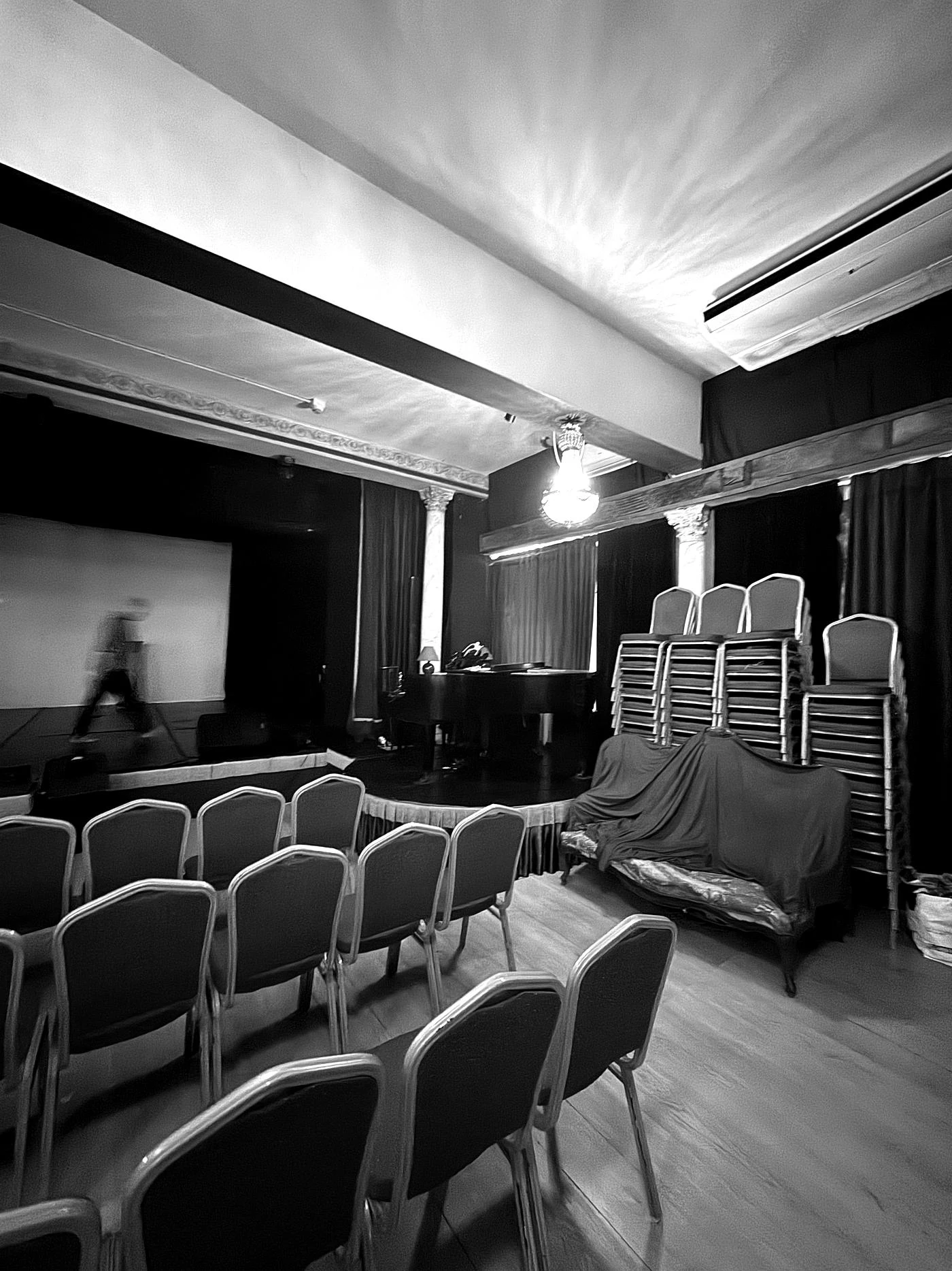 Il Teatro Paganini vuoto, pronto per un allestimento